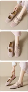 Détails des ballerines Mary Jane en velours rose avec boucle argentée et semelle souple