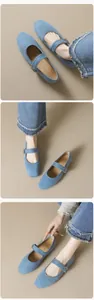 Détails de ballerines Mary Jane en daim bleu clair avec brides réglables et coutures