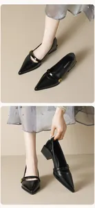 Detailansicht schwarzer spitzer Mary Jane-Schuhe mit eleganter goldener Blumenschnalle