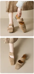 Détails de mules en daim kaki avec plis élégants et bout carré au style rétro français