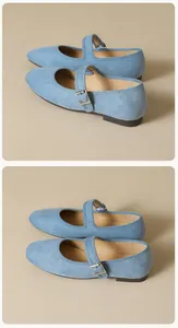 Détails des ballerines Mary Jane en daim bleu clair avec boucle en métal argenté