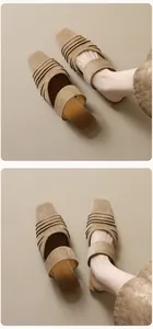 Détail de mules en daim kaki avec bout carré et brides élégantes à plis drapés