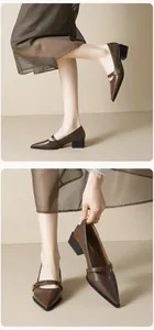 Detail von dunkelbraunen Mary Jane Halbschuhen mit goldener Rosenschnalle und Blockabsatz
