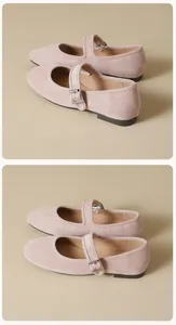 Vue détaillée des chaussures Mary Jane en daim rose avec bride à boucle et semelle souple