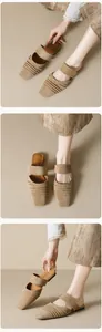 Détail de mules en daim kaki avec plis texturés et bout carré portées par un mannequin