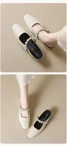 Detailaufnahme beiger Mules mit quadratischer Spitze und eleganten Perlen- und Strassriemen