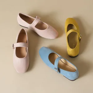 Ballerines Mary Jane vintage en daim avec bride à boucle en rose, jaune et bleu pastel