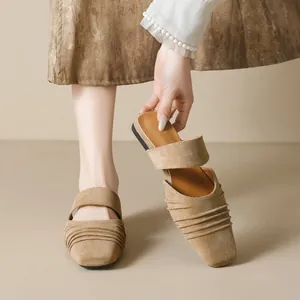 Mules françaises élégantes en daim pour femmes avec design plissé sur le dessus