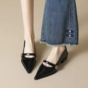 Escarpins Mary Jane noirs pointus avec boucle camélia dorée et talon bloc