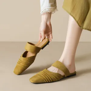 Mules plates rétro françaises jaune moutarde à bout carré avec brides plissées chic