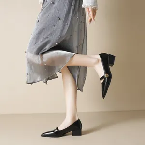 Chaussures Mary Jane rétro noires à bout pointu avec boucle camélia dorée et talon bloc