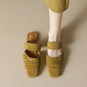 Mules françaises rétro à bout carré jaune moutarde avec élégants détails plissés