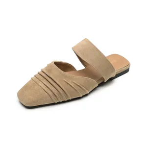Mules plates en daim camel à bout pointu avec plis rétro et brides larges