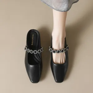 Elegante schwarze Manto-Pantoletten für Damen mit Strassriemen und niedrigem Blockabsatz