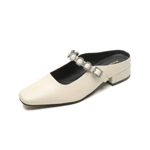 Elegante cremefarbene Mary Jane Mules mit Strassschnallen und stabilen Blockabsätzen