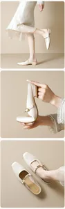 Dettaglio dell'elevata flessibilità e della morbida pelle dei sabot Mary Jane beige