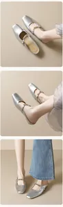 Dettagli sabot argento a punta quadrata con finitura metallizzata e cinturino fibbia
