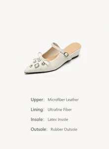 Detailansicht spitzer Schuh mit Strass-Schleife und 4,0 cm hohem verstecktem Keilabsatz