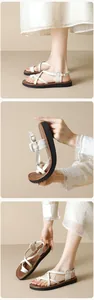 Detailansicht der cremefarbenen Gladiatorensandalen mit Riemen und verstellbarer Metallschnalle