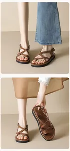Detailaufnahme brauner Kunstleder-Riemensandalen mit Metallschnalle und dicker Sohle