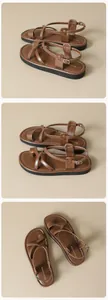 Detail brauner Leder-Zehentrenner Sandalen mit weißen Nähten und Knöchelriemen