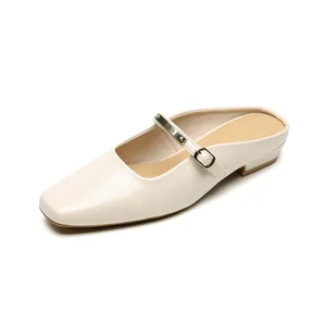 Eleganti sabot bianco crema a punta quadrata con cinturino e fibbia dorata
