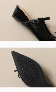 Detailsicht der rutschfesten Gummisohle und des bequemen Absatzes bei schwarzen flachen Schuhen