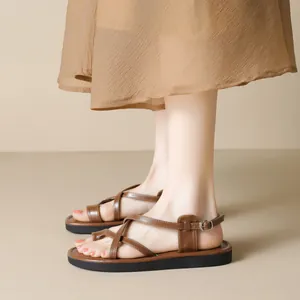 Minimalistische braune flache Riemchensandalen mit Kreuzriemen und Schnalle