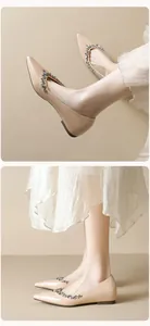Detailansicht der nackten spitzen Ballerinas mit funkelnder Strassschnalle und weichem Licht