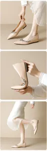 Details von nackten spitzen Ballerinas mit Strassschnalle und flexibler Ledersohle