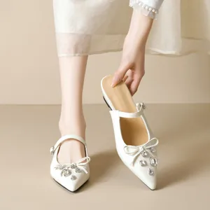 Elegante spitze Ballerinas in Cremeweiß mit Schleife und Strassdetails für Damen