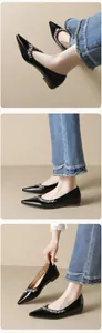 Detailaufnahme schwarzer spitzer Ballerinas mit funkelndem Kristallbesatz und Lackoptik