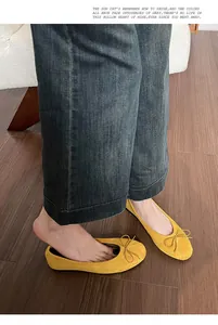 Vue portée de ballerines jaunes en daim avec nœud décoratif et bout rond chic