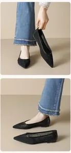 Detailansicht der schwarzen spitzen Ballerinas aus Mesh mit glänzenden Strasssteinen