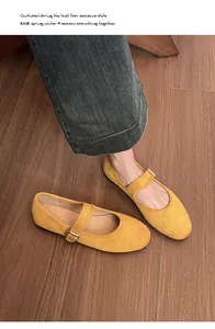 Détail des ballerines Mary Jane en daim jaune moutarde avec bride et boucle métallique