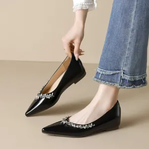 Elegante spitze schwarze Lack-Ballerinas für Damen mit funkelnden Strasssteinen am Rand