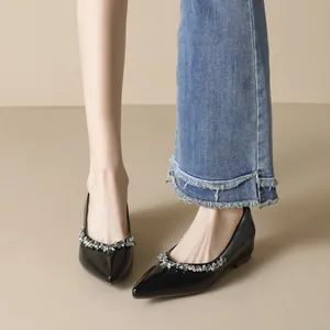 Elegante spitze Ballerinas aus schwarzem Lackleder mit funkelndem Strass-Besatz