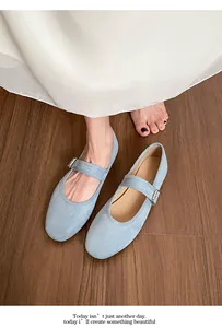 Vue de dessus de ballerines Mary Jane en daim bleu clair avec boucle en métal