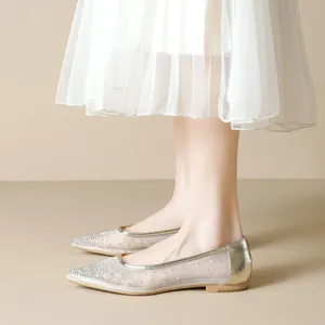 Eleganti ballerine a punta in mesh con strass scintillanti e dettaglio metallico sul tallone