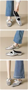 Detailansicht der silbernen Metallic-Mules mit Schleife, quadratischer Spitze und Blockabsatz