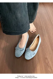 Detail van lichtblauwe suède ballerina's met strikaccent en zachte flexibele zool