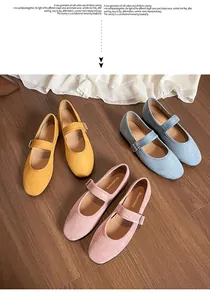 Vue de dessus de ballerines Mary Jane en daim jaune, bleu et rose avec boucles en métal