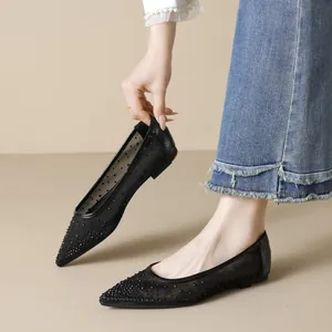 Scarpe basse a punta da donna in mesh nero con strass eleganti e suola morbida
