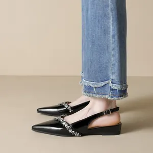 Μαύρα μυτερά φλατ παπούτσια slingback από λουστρίνι με αλυσίδα από στρας για γυναίκες