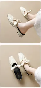 Detailansicht beige Pantoletten mit Schleife, quadratischer Zehe und schwarzer Sohle