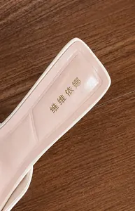 Detalle de la plantilla rosa de PU suave con acolchado de látex transpirable y cómodo