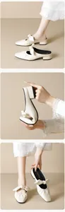 Detail der flexiblen cremeweißen Mules mit Schleifendekor und quadratischer Spitze