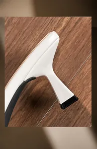 Primer plano de tacón alto blanco brillante con un diseño geométrico estable y moderno