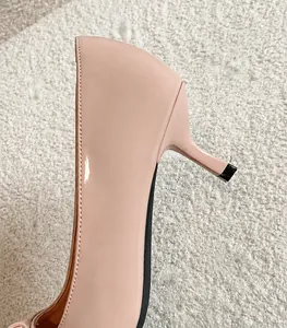 Détail du talon aiguille en cuir verni beige nude et texture de finition lisse