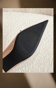 Détail de la semelle en caoutchouc antidérapante d'un escarpin beige avec pointure 36